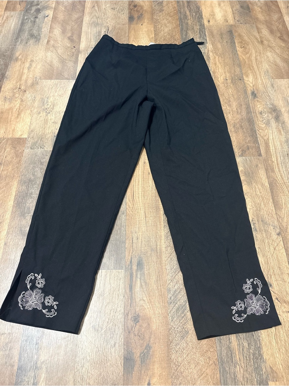 Liz Claiborne Emma James Black Embroidered Ankle Pants Size 8 | Pull-On Career